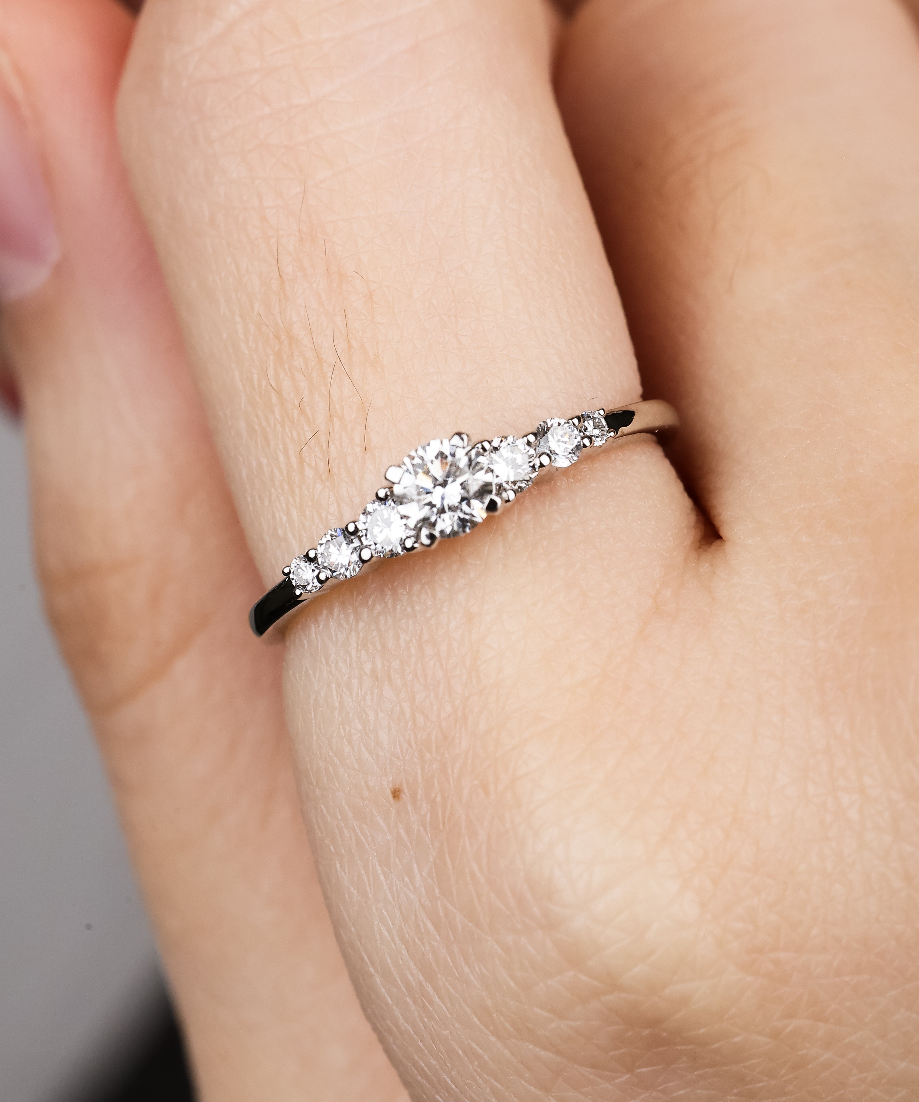 Round Graduated Diamond Ring